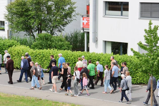 04.06.2026 Sschweiz. Gesetzlicher Feiertag der Katholiken. Bild, Fronleichnam Umzug in Kerns Kanton Obwalden.Am Haus ist ein Plakat Keine 10 Millionen Scwiz.Nachhaltigkeits-Initiative *** 04 06 2026 Switzerland Legal holiday for Catholics Picture, Corpus Christi Parade in Kerns Canton Obwalden There is a poster on the house No 10 million Scwiz Sustainability Initiative 