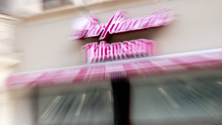 04.06.2026, Deutschland, Sachsen, Bautzen: Blick auf eine Filiale der Parfümerie - Kette Thiemann an der Reichenstraße in Bautzen. Das Unternehmen hat Insolvenz angemeldet und strebt nun die Sanierung in Eigenregie an. Alle Filialen zwischen Görlitz und Halle, Cottbus und Pirna bleiben zunächst geöffnet. *** 04 06 2026, Germany, Saxony, Bautzen View of a branch of the Thiemann perfumery chain on Reichenstrasse in Bautzen The company has filed for insolvency and is now seeking to restructure itself All branches between Görlitz and Halle, Cottbus and Pirna will remain open for the time being
