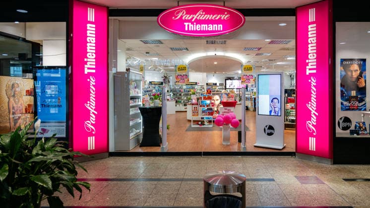 04.06.2026, Deutschland, Sachsen, Bautzen: Blick auf eine Filiale der Parfümerie - Kette Thiemann im Kornmarktcenter in Bautzen. Das Unternehmen hat Insolvenz angemeldet und strebt nun die Sanierung in Eigenregie an. Alle Filialen zwischen Görlitz und Halle, Cottbus und Pirna bleiben zunächst geöffnet. *** 04 06 2026, Germany, Saxony, Bautzen View of a branch of the perfumery chain Thiemann in the Kornmarktcenter in Bautzen The company has filed for insolvency and is now seeking to restructure itself All branches between Görlitz and Halle, Cottbus and Pirna will remain open for the time being