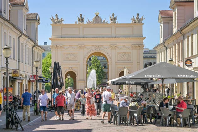 Fußgänger, Einkaufszone, Brandenburger Straße, Altstadt, Potsdam, Brandenburg, Deutschland !!! Persönlichkeitrechte sind NICHT geklärt !!! Keine Haftung für mögliche Model-release-Verstöße! *** Pedestrian, Shopping zone, Brandenburger Straße, Altstadt, Potsdam, Brandenburg, Germany Personal rights are NOT clarified No liability for possible model release violations