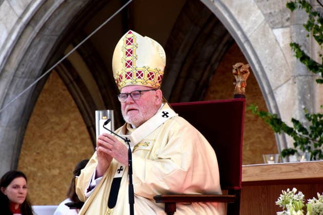 Kardinal Reinhard Marx Muenchen 04.06.2026 Marienplatz Fronleichnamsprozession Messe Altar Zeremonie Foto Muenchen *** Cardinal Reinhard Marx Munich 04 06 2026 Marienplatz Corpus Christi procession mass altar ceremony photo Munich