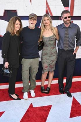 Paula Niedert Elliott, Chris Elliott, Gast und Charles Rogers bei der Weltpremiere des Kinofilms Scary Movie im Paramount Theatre. Los Angeles, 03.06.2026 *** Paula Niedert Elliott, Chris Elliott, guest and Charles Rogers at the world premiere of the movie Scary Movie at the Paramount Theatre Los Angeles, 03 06 2026 Foto:xD.xStarbuckx xFuturexImagex scary_6678