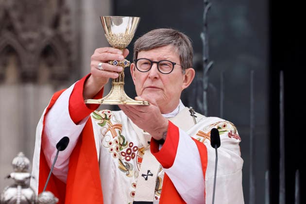 Erzbischof Rainer Maria Kardinal Woelki mit Weinkelch beim Pontifikalamt zu Fronleichnam 2026 auf dem Roncalliplatz mit anschließender Prozession durch die Kölner Innenstadt. Köln, 04.06.2026 NRW Deutschland *** Archbishop Rainer Maria Cardinal Woelki with wine chalice at the Corpus Christi 2026 pontifical mass on Roncalliplatz followed by a procession through Cologne city center Cologne, 04 06 2026 NRW Germany Copyright: xChristophxHardtx