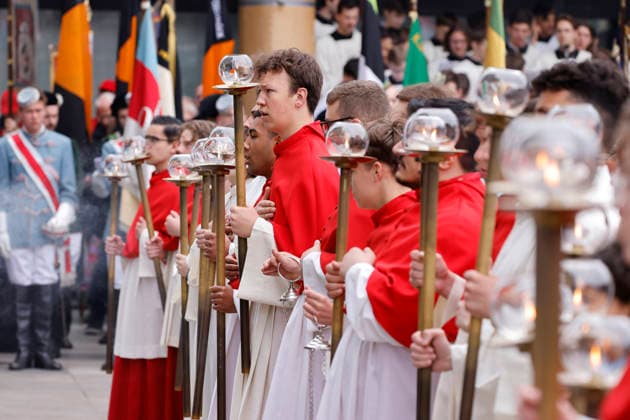 Messdiener stehen mit Kerzen beim Pontifikalamt zu Fronleichnam 2026 auf dem Roncalliplatz mit anschließender Prozession durch die Kölner Innenstadt. Köln, 04.06.2026 NRW Deutschland *** Altar servers stand with candles at the Corpus Christi 2026 pontifical mass on Roncalliplatz followed by a procession through Cologne city center Cologne, 04 06 2026 NRW Germany Copyright: xChristophxHardtx