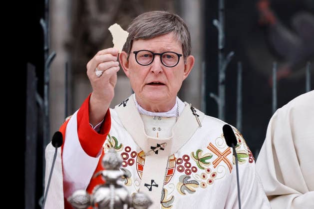 Erzbischof Rainer Maria Kardinal Woelki mit Hostie beim Pontifikalamt zu Fronleichnam 2026 auf dem Roncalliplatz mit anschließender Prozession durch die Kölner Innenstadt. Köln, 04.06.2026 NRW Deutschland *** Archbishop Rainer Maria Cardinal Woelki with host at the Corpus Christi 2026 pontifical mass on Roncalliplatz followed by a procession through Cologne city center Cologne, 04 06 2026 NRW Germany Copyright: xChristophxHardtx