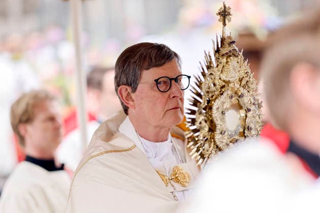 Erzbischof Rainer Maria Kardinal Woelki trägt eine Monstranz mit Hostie beim Pontifikalamt zu Fronleichnam 2026 auf dem Roncalliplatz mit anschließender Prozession durch die Kölner Innenstadt. Köln, 04.06.2026 NRW Deutschland *** Archbishop Rainer Maria Cardinal Woelki carries a monstrance with host at the Corpus Christi 2026 pontifical mass on Roncalliplatz followed by a procession through Cologne city center Cologne, 04 06 2026 NRW Germany Copyright: xChristophxHardtx