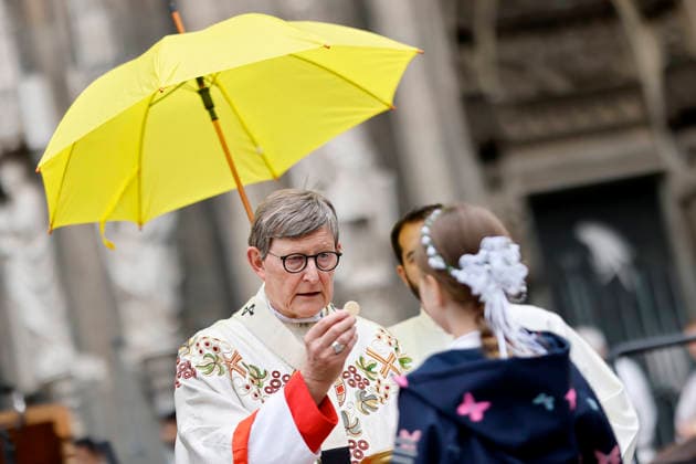 Erzbischof Rainer Maria Kardinal Woelki verteilt Hostien an Kinder beim Pontifikalamt zu Fronleichnam 2026 auf dem Roncalliplatz mit anschließender Prozession durch die Kölner Innenstadt. Köln, 04.06.2026 NRW Deutschland *** Archbishop Rainer Maria Cardinal Woelki distributes hosts to children at the Corpus Christi 2026 pontifical mass on Roncalliplatz followed by a procession through Cologne city center Cologne, 04 06 2026 NRW Germany Copyright: xChristophxHardtx