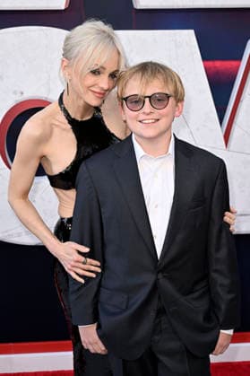 Anna Faris mit Sohn Jack Pratt bei der Weltpremiere des Kinofilms Scary Movie im Paramount Theatre. Los Angeles, 03.06.2026 *** Anna Faris with son Jack Pratt at the world premiere of the movie Scary Movie at the Paramount Theatre Los Angeles, 03 06 2026 Foto:xD.xStarbuckx xFuturexImagex scary_6726