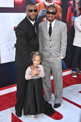 Marlon Wayans mit Tochter July Ivory Wayans und Sohn Shawn Howell Wayans bei der Weltpremiere des Kinofilms Scary Movie im Paramount Theatre. Los Angeles, 03.06.2026 *** Marlon Wayans with daughter July Ivory Wayans and son Shawn Howell Wayans at the world premiere of the movie Scary Movie at the Paramount Theatre Los Angeles, 03 06 2026 Foto:xD.xStarbuckx xFuturexImagex scary_6777