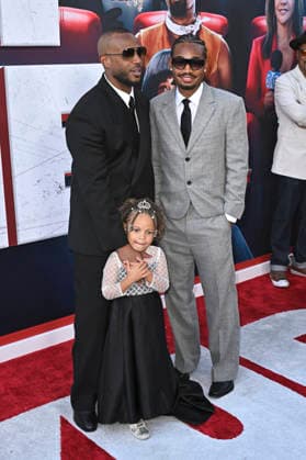 Marlon Wayans mit Tochter July Ivory Wayans und Sohn Shawn Howell Wayans bei der Weltpremiere des Kinofilms Scary Movie im Paramount Theatre. Los Angeles, 03.06.2026 *** Marlon Wayans with daughter July Ivory Wayans and son Shawn Howell Wayans at the world premiere of the movie Scary Movie at the Paramount Theatre Los Angeles, 03 06 2026 Foto:xD.xStarbuckx xFuturexImagex scary_6778