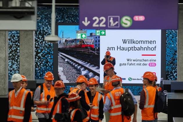 Interimsbahnhof der S-Bahn S15 ** NUR FÜR REDAKTIONELLE ZWECKE ** EDITORIAL USE ONLY **<p>Journalisten erhalten eine Führung durch den Interimsbahnhof vom Gleis 22 der Station Hauptbahnhof. Die Arbeiten für die künftige S-Bahnlinie 15, die den nördlichen Berliner S-Bahnring mit den Bahnhöfen Wedding, Gesundbrunnen und dem Hauptbahnhof verbindet, gehen langsam zu Ende. Deutschland Berlin Berlin Copyright: JörgxCarstensen *** Interim station of the S-Bahn S15 FOR EDITORIAL PURPOSES ONLY EDITORIAL USE ONLY p Journalists are given a guided tour of the interim station from platform 22 of the Hauptbahnhof station Work on the future S-Bahn line 15, which will connect the northern Berlin S-Bahn ring with the Wedding, Gesundbrunnen and Hauptb Copyright: JörgxCarstensen doc8653qnnm5ue1l5lgtt6h ,EDITORIAL USE ONLY
