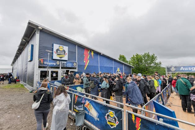 Rock am Ring 2026 - 04.06.26 Lidl Rock Store bei Rock am Ring 2026 am Nürburgring in der Eifel. Besucher kaufen am Anreisetag in dem eigens aufgebauten, rund 1.500 Quadratmeter großen Festival Supermarkt Lebensmittel, Getränke und LIDL gebrandete Bekleidung sowie Campingbedarf in konzernfarben; das dreitägige Musikfestival findet vom 5. bis 7. Juni 2026 statt. Nürburg Nürburgring Rheinland-Pfalz Deutschland *** Rock am Ring 2026 04 06 26 Lidl Rock Store at Rock am Ring 2026 at the Nürburgring in the Eifel Visitors buy food, drinks and LIDL-branded clothing as well as camping equipment in corporate colors on the day of arrival in the specially built, approximately 1,500 square meter festival supermarket The three-day music festival wil Copyright: xMarcxJohnx