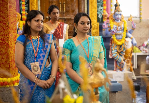 Der Sri Ganesha Hindu-Tempel in Berlin-Neukoelln (Foto vom 04.06.2026). Mehr als 20 Jahre nach den ersten Planungen wird jetzt in Berlin ein Hindu-Tempel eroeffnet. Dazu sind vom 3. bis 7. Juni mehrere Rituale geplant (Foto). Die festliche Einweihung des Tempels an der Hasenheide ist fuer Sonntag den 7. Juni geplant. Der Sri Ganesha Hindu Temple ist nach dem elefantenkoepfigen Hindu-Gott Ganesha benannt. Die Fassade des sogenannten Koenigsturms zieren 219 bunte Skulpturen. Hinter dem sechs Meter hohe Eingangsportal schliesst sich die Tempelhalle an. Darin befinden sich der Hauptaltar fuer Sri Ganesha sowie mehrere Nebenaltaere unter anderem fuer Shiva, Vishnu und Durga, jeweils bewacht von imposanten Waechterfiguren. Die Tempelhalle ziert Copyright: epd-bild HansxScherhaufer HSR69422