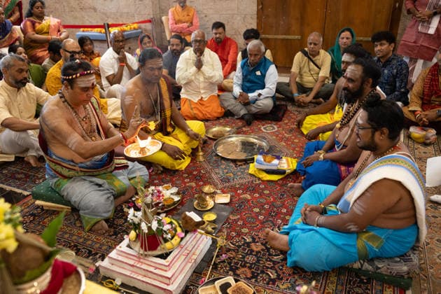 Der Sri Ganesha Hindu-Tempel in Berlin-Neukoelln (Foto vom 04.06.2026). Mehr als 20 Jahre nach den ersten Planungen wird jetzt in Berlin ein Hindu-Tempel eroeffnet. Dazu sind vom 3. bis 7. Juni mehrere Rituale geplant (Foto). Die festliche Einweihung des Tempels an der Hasenheide ist fuer Sonntag den 7. Juni geplant. Der Sri Ganesha Hindu Temple ist nach dem elefantenkoepfigen Hindu-Gott Ganesha benannt. Die Fassade des sogenannten Koenigsturms zieren 219 bunte Skulpturen. Hinter dem sechs Meter hohe Eingangsportal schliesst sich die Tempelhalle an. Darin befinden sich der Hauptaltar fuer Sri Ganesha sowie mehrere Nebenaltaere unter anderem fuer Shiva, Vishnu und Durga, jeweils bewacht von imposanten Waechterfiguren. Die Tempelhalle ziert Copyright: epd-bild HansxScherhaufer HSR69428
