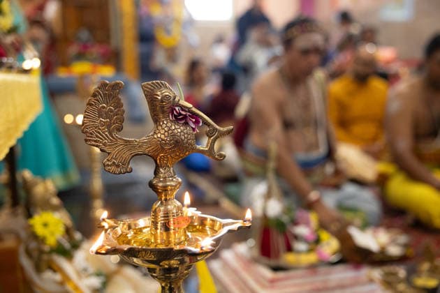 Der Sri Ganesha Hindu-Tempel in Berlin-Neukoelln (Foto vom 04.06.2026). Mehr als 20 Jahre nach den ersten Planungen wird jetzt in Berlin ein Hindu-Tempel eroeffnet. Dazu sind vom 3. bis 7. Juni mehrere Rituale geplant. Die festliche Einweihung des Tempels an der Hasenheide ist fuer Sonntag den 7. Juni geplant. Der Sri Ganesha Hindu Temple ist nach dem elefantenkoepfigen Hindu-Gott Ganesha benannt. Die Fassade des sogenannten Koenigsturms zieren 219 bunte Skulpturen. Hinter dem sechs Meter hohe Eingangsportal schliesst sich die Tempelhalle an. Darin befinden sich der Hauptaltar fuer Sri Ganesha sowie mehrere Nebenaltaere unter anderem fuer Shiva, Vishnu und Durga, jeweils bewacht von imposanten Waechterfiguren. Die Tempelhalle ziert ein se Copyright: epd-bild HansxScherhaufer HSR69451