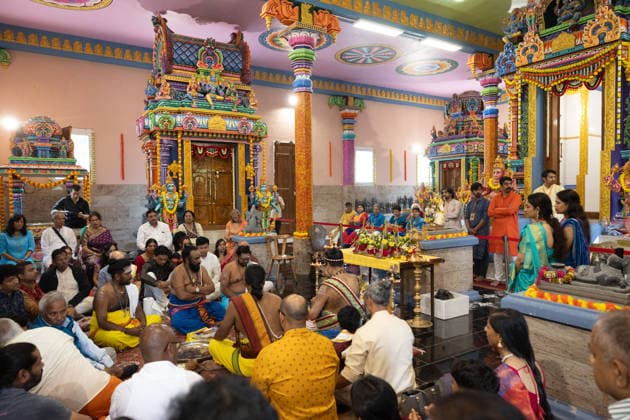 Der Sri Ganesha Hindu-Tempel in Berlin-Neukoelln (Foto vom 04.06.2026). Mehr als 20 Jahre nach den ersten Planungen wird jetzt in Berlin ein Hindu-Tempel eroeffnet. Dazu sind vom 3. bis 7. Juni mehrere Rituale geplant (Foto). Die festliche Einweihung des Tempels an der Hasenheide ist fuer Sonntag den 7. Juni geplant. Der Sri Ganesha Hindu Temple ist nach dem elefantenkoepfigen Hindu-Gott Ganesha benannt. Die Fassade des sogenannten Koenigsturms zieren 219 bunte Skulpturen. Hinter dem sechs Meter hohe Eingangsportal schliesst sich die Tempelhalle an. Darin befinden sich der Hauptaltar fuer Sri Ganesha sowie mehrere Nebenaltaere unter anderem fuer Shiva, Vishnu und Durga, jeweils bewacht von imposanten Waechterfiguren. Die Tempelhalle ziert Copyright: epd-bild HansxScherhaufer HSR69453