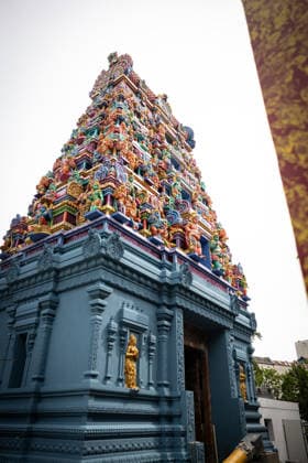 Der Sri Ganesha Hindu-Tempel in Berlin-Neukoelln (Foto vom 04.06.2026). Mehr als 20 Jahre nach den ersten Planungen wird jetzt in Berlin ein Hindu-Tempel eroeffnet. Dazu sind vom 3. bis 7. Juni mehrere Rituale geplant. Die festliche Einweihung des Tempels an der Hasenheide ist fuer Sonntag den 7. Juni geplant. Der Sri Ganesha Hindu Temple ist nach dem elefantenkoepfigen Hindu-Gott Ganesha benannt. Die Fassade des sogenannten Koenigsturms zieren 219 bunte Skulpturen. Hinter dem sechs Meter hohe Eingangsportal schliesst sich die Tempelhalle an. Darin befinden sich der Hauptaltar fuer Sri Ganesha sowie mehrere Nebenaltaere unter anderem fuer Shiva, Vishnu und Durga, jeweils bewacht von imposanten Waechterfiguren. Die Tempelhalle ziert ein se Copyright: epd-bild HansxScherhaufer HSR69487