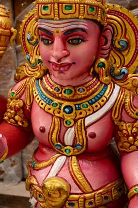 Der Sri Ganesha Hindu-Tempel in Berlin-Neukoelln (Foto vom 04.06.2026). Mehr als 20 Jahre nach den ersten Planungen wird jetzt in Berlin ein Hindu-Tempel eroeffnet. Dazu sind vom 3. bis 7. Juni mehrere Rituale geplant. Die festliche Einweihung des Tempels an der Hasenheide ist fuer Sonntag den 7. Juni geplant. Der Sri Ganesha Hindu Temple ist nach dem elefantenkoepfigen Hindu-Gott Ganesha benannt. Die Fassade des sogenannten Koenigsturms zieren 219 bunte Skulpturen. Hinter dem sechs Meter hohe Eingangsportal schliesst sich die Tempelhalle an. Darin befinden sich der Hauptaltar fuer Sri Ganesha sowie mehrere Nebenaltaere unter anderem fuer Shiva, Vishnu und Durga, jeweils bewacht von imposanten Waechterfiguren. Die Tempelhalle ziert ein se Copyright: epd-bild HansxScherhaufer HSR69492