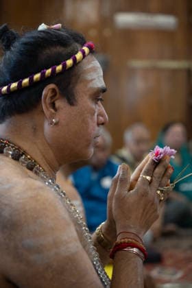 Der Sri Ganesha Hindu-Tempel in Berlin-Neukoelln (Foto vom 04.06.2026). Mehr als 20 Jahre nach den ersten Planungen wird jetzt in Berlin ein Hindu-Tempel eroeffnet. Dazu sind vom 3. bis 7. Juni mehrere Rituale geplant (Foto). Die festliche Einweihung des Tempels an der Hasenheide ist fuer Sonntag den 7. Juni geplant. Der Sri Ganesha Hindu Temple ist nach dem elefantenkoepfigen Hindu-Gott Ganesha benannt. Die Fassade des sogenannten Koenigsturms zieren 219 bunte Skulpturen. Hinter dem sechs Meter hohe Eingangsportal schliesst sich die Tempelhalle an. Darin befinden sich der Hauptaltar fuer Sri Ganesha sowie mehrere Nebenaltaere unter anderem fuer Shiva, Vishnu und Durga, jeweils bewacht von imposanten Waechterfiguren. Die Tempelhalle ziert Copyright: epd-bild HansxScherhaufer HSR69436