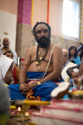 Der Sri Ganesha Hindu-Tempel in Berlin-Neukoelln (Foto vom 04.06.2026). Mehr als 20 Jahre nach den ersten Planungen wird jetzt in Berlin ein Hindu-Tempel eroeffnet. Dazu sind vom 3. bis 7. Juni mehrere Rituale geplant (Foto). Die festliche Einweihung des Tempels an der Hasenheide ist fuer Sonntag den 7. Juni geplant. Der Sri Ganesha Hindu Temple ist nach dem elefantenkoepfigen Hindu-Gott Ganesha benannt. Die Fassade des sogenannten Koenigsturms zieren 219 bunte Skulpturen. Hinter dem sechs Meter hohe Eingangsportal schliesst sich die Tempelhalle an. Darin befinden sich der Hauptaltar fuer Sri Ganesha sowie mehrere Nebenaltaere unter anderem fuer Shiva, Vishnu und Durga, jeweils bewacht von imposanten Waechterfiguren. Die Tempelhalle ziert Copyright: epd-bild HansxScherhaufer HSR69438