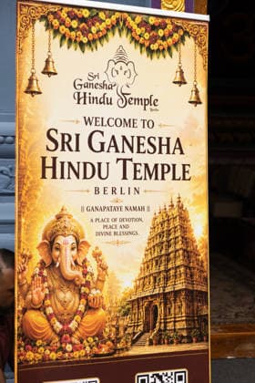 Der Sri Ganesha Hindu-Tempel in Berlin-Neukoelln (Foto vom 04.06.2026). Mehr als 20 Jahre nach den ersten Planungen wird jetzt in Berlin ein Hindu-Tempel eroeffnet. Dazu sind vom 3. bis 7. Juni mehrere Rituale geplant. Die festliche Einweihung des Tempels an der Hasenheide ist fuer Sonntag den 7. Juni geplant. Der Sri Ganesha Hindu Temple ist nach dem elefantenkoepfigen Hindu-Gott Ganesha benannt. Die Fassade des sogenannten Koenigsturms zieren 219 bunte Skulpturen. Hinter dem sechs Meter hohe Eingangsportal schliesst sich die Tempelhalle an. Darin befinden sich der Hauptaltar fuer Sri Ganesha sowie mehrere Nebenaltaere unter anderem fuer Shiva, Vishnu und Durga, jeweils bewacht von imposanten Waechterfiguren. Die Tempelhalle ziert ein se Copyright: epd-bild HansxScherhaufer HSR69500