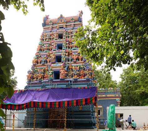 Der Sri Ganesha Hindu-Tempel in Berlin-Neukoelln (Foto vom 04.06.2026). Mehr als 20 Jahre nach den ersten Planungen wird jetzt in Berlin ein Hindu-Tempel eroeffnet. Dazu sind vom 3. bis 7. Juni mehrere Rituale geplant. Die festliche Einweihung des Tempels an der Hasenheide ist fuer Sonntag den 7. Juni geplant. Der Sri Ganesha Hindu Temple ist nach dem elefantenkoepfigen Hindu-Gott Ganesha benannt. Die Fassade des sogenannten Koenigsturms zieren 219 bunte Skulpturen. Hinter dem sechs Meter hohe Eingangsportal schliesst sich die Tempelhalle an. Darin befinden sich der Hauptaltar fuer Sri Ganesha sowie mehrere Nebenaltaere unter anderem fuer Shiva, Vishnu und Durga, jeweils bewacht von imposanten Waechterfiguren. Die Tempelhalle ziert ein se Copyright: epd-bild HansxScherhaufer HSR69510