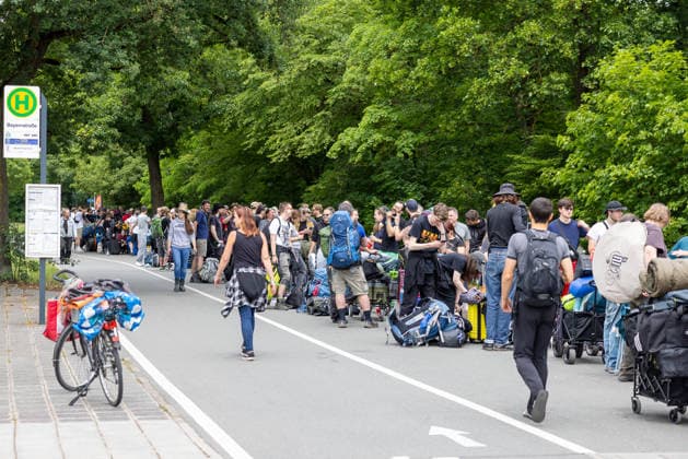 Rock im Park 2026 - Anreisetag, Nürnberg, 04.06.2026 Festivalbesucher mit Rucksäcken und Gepäck warten in der Bayernstraße auf den Einlass zum Campingplatz. Die Warteschlange zieht sich entlang der Straße. Nürnberg Bayern Deutschland *** Rock im Park 2026 Arrival day, Nuremberg, 04 06 2026 Festival visitors with backpacks and luggage wait in Bayernstraße for admission to the campsite The queue stretches along the street Nuremberg Bavaria Germany 20260604-286A7668-M4000