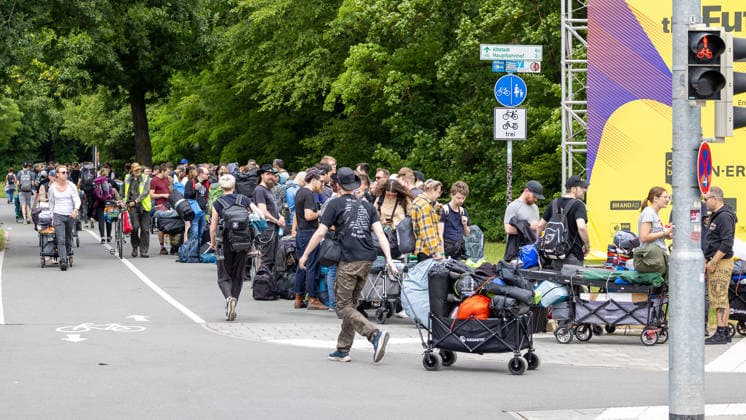 Rock im Park 2026 - Anreisetag, Nürnberg, 04.06.2026 Lange Warteschlange von Festivalbesuchern mit Gepäck und Bollerwagen vor dem Einlass zu den Campingplätzen. Die Schlange reichte von der Bayernstraße bis in die Münchener Straße. Nürnberg Bayern Deutschland *** Rock im Park 2026 Arrival day, Nuremberg, 04 06 2026 Long queue of festival visitors with luggage and handcarts in front of the entrance to the camping sites The queue stretched from Bayernstraße to Münchener Straße Nuremberg Bavaria Germany 20260604-286A7675-M4000