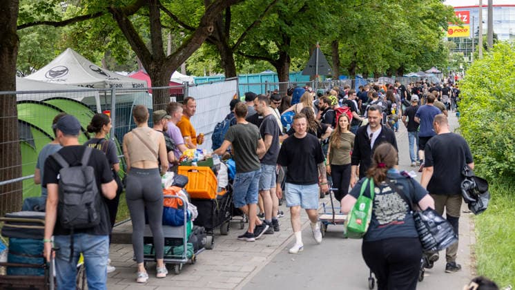 Rock im Park 2026 - Anreisetag, Nürnberg, 04.06.2026 Besucher warten mit Gepäck und Bollerwagen auf den Einlass zum Campingplatz. Die Warteschlange erstreckt sich entlang des Festivalgelaendes. Nürnberg Bayern Deutschland *** Rock im Park 2026 Arrival day, Nuremberg, 04 06 2026 Visitors wait with luggage and handcarts for admission to the campsite The queue stretches along the festival grounds Nuremberg Bavaria Germany 20260604-286A7686-M4000