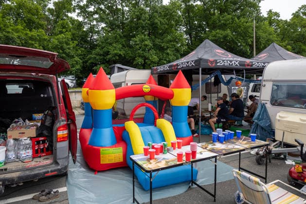 Rock im Park 2026 - Anreisetag, Nürnberg, 04.06.2026 Hüpfburg und Beer-Pong-Tisch auf dem Campingplatz beim Festival-Anreisetag. Im Hintergrund sitzen Besucher unter einem Pavillon zwischen Wohnwagen. Nürnberg Bayern Deutschland *** Rock im Park 2026 Arrival day, Nuremberg, 04 06 2026 Bouncy castle and beer pong table on the campsite at the festival Arrival day In the background, visitors sit under a pavilion between caravans Nuremberg Bavaria Germany 20260604-286A7698-M4000