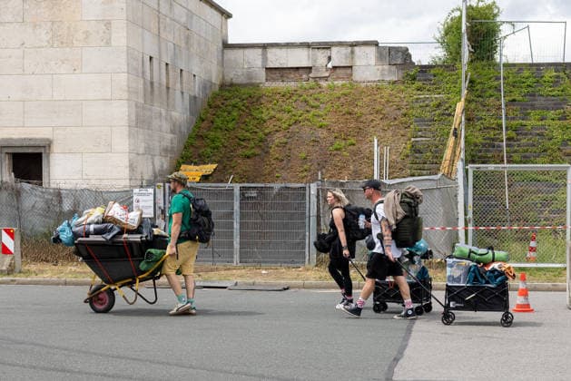 Rock im Park 2026 - Anreisetag, Nürnberg, 04.06.2026 Festivalbesucher transportieren ihr Gepäck und Campingausrüstung mit Schubkarre und Bollerwagen in Richtung Campingplatz. Im Hintergrund das historische Reichsparteitagsgelände. Nürnberg Bayern Deutschland *** Rock im Park 2026 Arrival day, Nuremberg, 04 06 2026 Festival visitors transport their luggage and camping equipment with wheelbarrows and handcarts towards the campsite In the background the historic Nazi Party Rally Grounds Nuremberg Bavaria Germany 20260604-286A7699-M4000