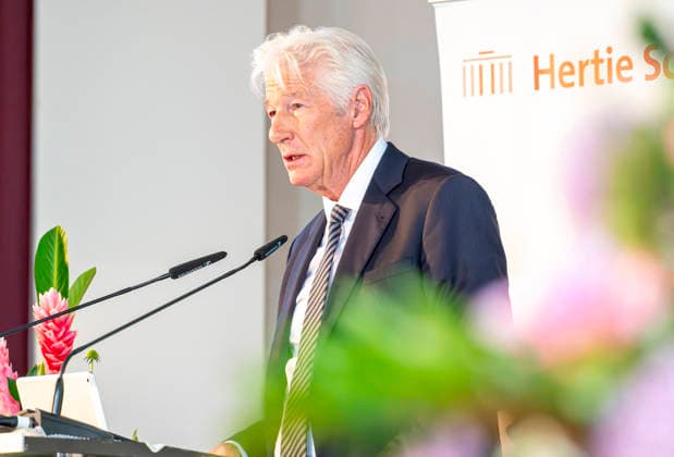 Richard Gere EUR, Deutschland, Berlin, 04.06.2026: Keynote von Richard Gere besucht eine Initiative zur Migrations Debatte der Hertie School und der Gere Foundation . Ziel ist es, die Art und Weise zu bekämpfen, wie Migration wahrgenommen wird in der politischen Debatte und dessen Auswirkung auf Recht und Governance in Europa und Afrika. *** Richard Gere EUR, Germany, Berlin, 04 06 2026 Keynote by Richard Gere visits an initiative on the migration debate of the Hertie School and the Gere Foundation The aim is to tackle the way migration is perceived in the political debate and its impact on law and governance in Europe and Africa