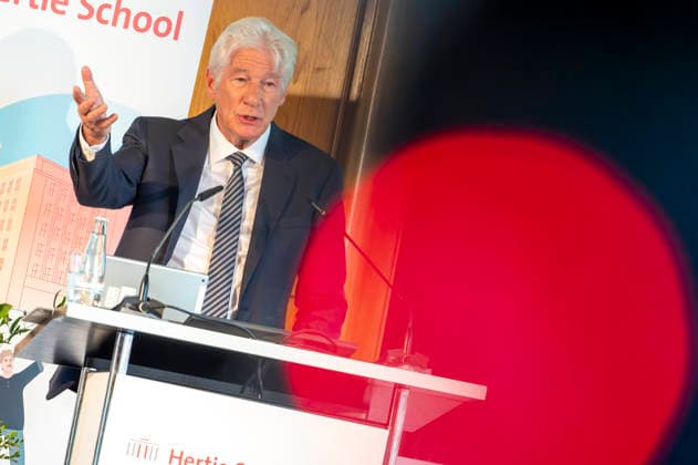 Richard Gere EUR, Deutschland, Berlin, 04.06.2026: Keynote von Richard Gere besucht eine Initiative zur Migrations Debatte der Hertie School und der Gere Foundation . Ziel ist es, die Art und Weise zu bekämpfen, wie Migration wahrgenommen wird in der politischen Debatte und dessen Auswirkung auf Recht und Governance in Europa und Afrika. *** Richard Gere EUR, Germany, Berlin, 04 06 2026 Keynote by Richard Gere visits an initiative on the migration debate of the Hertie School and the Gere Foundation The aim is to tackle the way migration is perceived in the political debate and its impact on law and governance in Europe and Africa