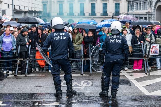 Riot police pictured at a protest gathering of teachers in front of the Federation Wallonia-Brussels parliament (Federation Wallonie-Bruxelles - Federatie Wallonie-Brussel), in Brussels, on Thursday 04 June 2026. The vote of the programme decree for education, which includes numerous austerity measures, is expected today by the government majority while protests of teachers are strong.  EMILExWINDAL 175924833