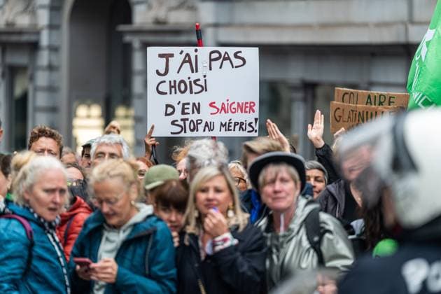 People gather for a protest gathering of teachers in front of the Federation Wallonia-Brussels parliament (Federation Wallonie-Bruxelles - Federatie Wallonie-Brussel), in Brussels, on Thursday 04 June 2026. The vote of the programme decree for education, which includes numerous austerity measures, is expected today by the government majority while protests of teachers are strong.  EMILExWINDAL 175924883