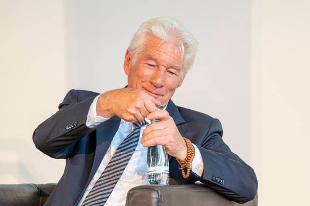Richard Gere EUR, Deutschland, Berlin, 04.06.2026: Kavalier Richard Gere schenkt den Damen ein - besucht eine Initiative zur Migrations Debatte der Hertie School und der Gere Foundation . Ziel ist es, die Art und Weise zu bekämpfen, wie Migration wahrgenommen wird in der politischen Debatte und dessen Auswirkung auf Recht und Governance in Europa und Afrika. *** Richard Gere EUR, Germany, Berlin, 04 06 2026 Cavalier Richard Gere gives the ladies a visit an initiative on the migration debate of the Hertie School and the Gere Foundation The aim is to tackle the way migration is perceived in the political debate and its impact on law and governance in Europe and Africa