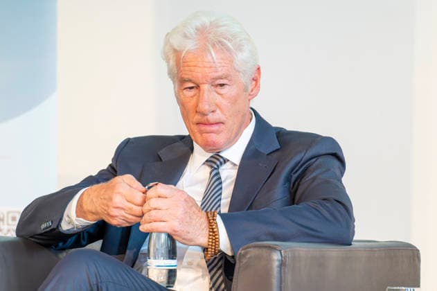 Richard Gere EUR, Deutschland, Berlin, 04.06.2026: Kavalier Richard Gere schenkt den Damen ein - besucht eine Initiative zur Migrations Debatte der Hertie School und der Gere Foundation . Ziel ist es, die Art und Weise zu bekämpfen, wie Migration wahrgenommen wird in der politischen Debatte und dessen Auswirkung auf Recht und Governance in Europa und Afrika. *** Richard Gere EUR, Germany, Berlin, 04 06 2026 Cavalier Richard Gere gives the ladies a visit an initiative on the migration debate of the Hertie School and the Gere Foundation The aim is to tackle the way migration is perceived in the political debate and its impact on law and governance in Europe and Africa