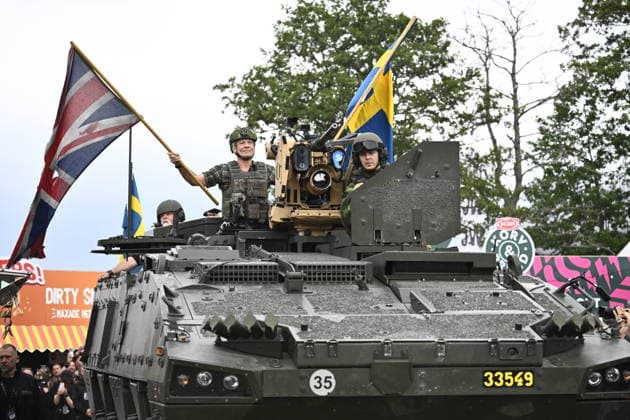 SÖLVESBORG, SVERIGE 20260604 Bruce Dickinson och Iron Maiden dyker upp i ett stridsfordon pa festivalomradet under torsdagen, Sweden Rock Festival utanför Sölvesborg. SÖLVESBORG SVERIGE x10080x *** SÖLVESBORG, SWEDEN 20260604 Bruce Dickinson and Iron Maiden show up in a combat vehicle on the festival grounds on Thursday, Sweden Rock Festival outside Sölvesborg SÖLVESBORG SWEDEN x10080x  Copyright: xFredrikxSandberg TTx SWEDEN ROCK FESTIVAL 2026 _G5nvmP2Njk