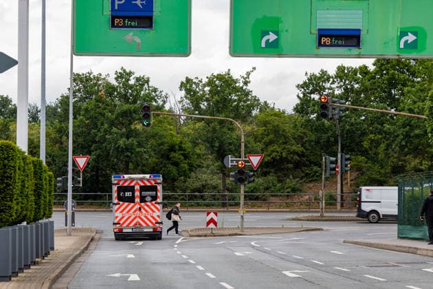 Lufthansa-Maschine sackt zu Boden: Mehrere Verletzte am Flughafen Frankfurt Am 04.06.2026 klappte um 12:45 Uhr auf einer Parkposition am Terminal 1 des Frankfurter Flughafens das Bugfahrwerk einer Boeing 787-9 Dreamliner der Lufthansa ein die Maschine sackte auf den Boden. Das Flugzeug war als Flug LH450 nach Los Angeles eingeplant. Zum Zeitpunkt des Vorfalls befanden sich Crew- und Bodenmitarbeitende an Bord; Passagiere waren noch nicht eingestiegen. Mehrere Mitarbeitende wurden verletzt und medizinisch versorgt. Lufthansa richtete einen Krisenstab ein; Techniker, Hilfskräfte und die Feuerwehr waren vor Ort. Frankfurt am Main Flughafen Hessen Deutschland *** Lufthansa aircraft crashes to the ground Several people injured at Frankfurt