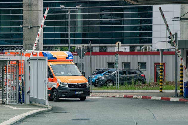 Lufthansa-Maschine sackt zu Boden: Mehrere Verletzte am Flughafen Frankfurt Am 04.06.2026 klappte um 12:45 Uhr auf einer Parkposition am Terminal 1 des Frankfurter Flughafens das Bugfahrwerk einer Boeing 787-9 Dreamliner der Lufthansa ein die Maschine sackte auf den Boden. Das Flugzeug war als Flug LH450 nach Los Angeles eingeplant. Zum Zeitpunkt des Vorfalls befanden sich Crew- und Bodenmitarbeitende an Bord; Passagiere waren noch nicht eingestiegen. Mehrere Mitarbeitende wurden verletzt und medizinisch versorgt. Lufthansa richtete einen Krisenstab ein; Techniker, Hilfskräfte und die Feuerwehr waren vor Ort. Frankfurt am Main Flughafen Hessen Deutschland *** Lufthansa aircraft crashes to the ground Several people injured at Frankfurt