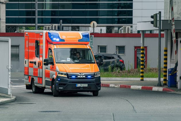 Lufthansa-Maschine sackt zu Boden: Mehrere Verletzte am Flughafen Frankfurt Am 04.06.2026 klappte um 12:45 Uhr auf einer Parkposition am Terminal 1 des Frankfurter Flughafens das Bugfahrwerk einer Boeing 787-9 Dreamliner der Lufthansa ein die Maschine sackte auf den Boden. Das Flugzeug war als Flug LH450 nach Los Angeles eingeplant. Zum Zeitpunkt des Vorfalls befanden sich Crew- und Bodenmitarbeitende an Bord; Passagiere waren noch nicht eingestiegen. Mehrere Mitarbeitende wurden verletzt und medizinisch versorgt. Lufthansa richtete einen Krisenstab ein; Techniker, Hilfskräfte und die Feuerwehr waren vor Ort. Frankfurt am Main Flughafen Hessen Deutschland *** Lufthansa aircraft crashes to the ground Several people injured at Frankfurt