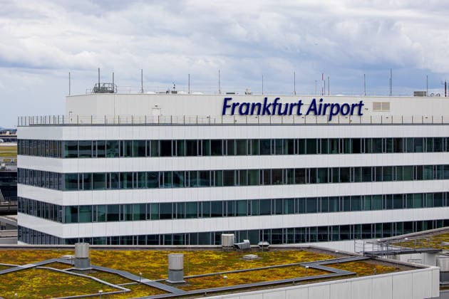 Lufthansa-Maschine sackt zu Boden: Mehrere Verletzte am Flughafen Frankfurt Am 04.06.2026 klappte um 12:45 Uhr auf einer Parkposition am Terminal 1 des Frankfurter Flughafens das Bugfahrwerk einer Boeing 787-9 Dreamliner der Lufthansa ein die Maschine sackte auf den Boden. Das Flugzeug war als Flug LH450 nach Los Angeles eingeplant. Zum Zeitpunkt des Vorfalls befanden sich Crew- und Bodenmitarbeitende an Bord; Passagiere waren noch nicht eingestiegen. Mehrere Mitarbeitende wurden verletzt und medizinisch versorgt. Lufthansa richtete einen Krisenstab ein; Techniker, Hilfskräfte und die Feuerwehr waren vor Ort. Frankfurt am Main Flughafen Hessen Deutschland *** Lufthansa aircraft crashes to the ground Several people injured at Frankfurt