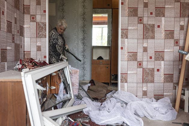Aftermath of a Russian air strike in Ukraine s Kramatorsk KRAMATORSK, UKRAINE - JUNE 4: A man and his wife clear the rubble from their home, which was damaged following a Russian air strike using KAB bombs in Kramatorsk, Ukraine, on June 4, 2026. Diego Herrera Carcedo Anadolu Kramatorsk Ukraine. Editorial use only. Please get in touch for any other usage.  Copyright: x2026xAnadoluxDiegoxHerreraxCarcedox