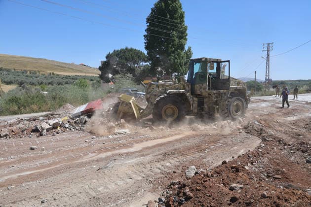Lebanese Army announced that it has deployed to the town of Dibbin NABATIEH, LEBANON - JUNE 04: Israeli Army engineering vehicles clears the road by removing piles of dirt and rubble as the Lebanese Army announced that it had entered, where Israeli forces had recently withdrawn after carrying out attacks in the town of Dibbin, Nabatieh, Lebanon, on June 04, 2026. Ramiz Dallah Anadolu Nabatieh Lebanon. Editorial use only. Please get in touch for any other usage.  Copyright: x2026xAnadoluxRamizxDallahx