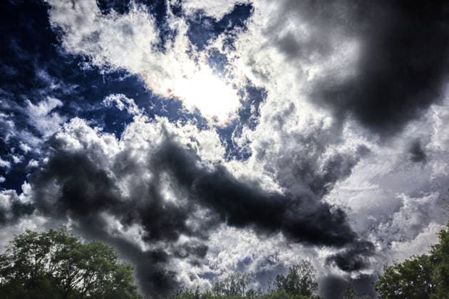 Starke Gewitter in der Stadt Vororte von Essen während einer starken Gewitterlage und laufender Warnung mit kräftigen Regenfällen aus Richtung Südwest. Essen Nordrhein-Westfalen Deutschland *** Severe thunderstorms in the city suburbs of Essen during a strong thunderstorm situation and ongoing warning with heavy rainfall from the southwest Essen North Rhine-Westphalia Germany