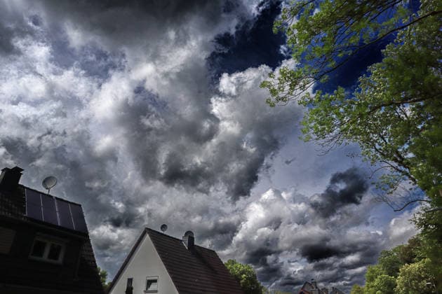 Starke Gewitter in der Stadt Vororte von Essen während einer starken Gewitterlage und laufender Warnung mit kräftigen Regenfällen aus Richtung Südwest. Essen Nordrhein-Westfalen Deutschland *** Severe thunderstorms in the city suburbs of Essen during a strong thunderstorm situation and ongoing warning with heavy rainfall from the southwest Essen North Rhine-Westphalia Germany
