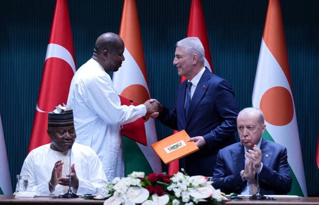Turkiye and Niger sign joint agreements in Ankara ANKARA, TURKIYE - JUNE 04: The Joint Declaration on the Establishment of the Economic and Trade Joint Commission (JETCO) is signed by Turkish Trade Minister Omer Bolat (2nd R) and Niger’s Minister of Trade and Industry, Abdoulaye Seydou (2nd L) in the presence of Turkish President Recep Tayyip Erdogan (L) and Nigerien President Abdourahamane Tchiani (R) at the Presidential Complex in Ankara, Turkiye on June 04, 2026. Ercin Erturk Anadolu Ankara Turkey. Editorial use only. Please get in touch for any other usage.  Copyright: x2026xAnadoluxErcinxErturkx