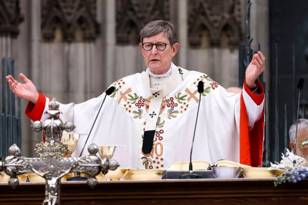 Erzbischof Rainer Maria Kardinal Woelki betet beim Pontifikalamt zu Fronleichnam 2026 auf dem Roncalliplatz mit anschließender Prozession durch die Kölner Innenstadt. Köln, 04.06.2026 NRW Deutschland *** Archbishop Rainer Maria Cardinal Woelki prays at the pontifical mass for Corpus Christi 2026 on Roncalliplatz followed by a procession through Cologne city center Cologne, 04 06 2026 NRW Germany Copyright: xChristophxHardtx