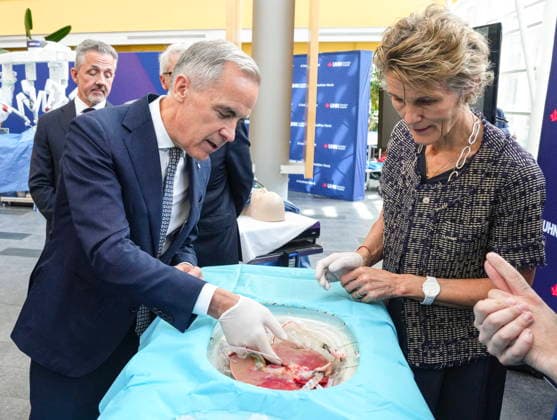 June 4, 2026, Toronto, On, CAN: Prime Minister Mark Carney and his wife Diana Fox Carney inspects a pig s lungs during an AI demonstration as they visit Toronto General Hospital on Thursday, June 4 2026. Toronto CAN  - ZUMAc35_ 20260604_zaf_c35_022 Copyright: xChrisxYoungx