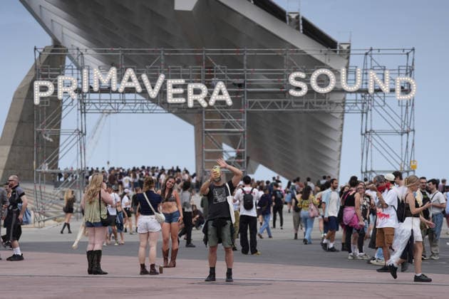 First day of Primavera Sound Barcelona 2026 Dozens of people during the first day of Primavera Sound Barcelona 2026, on June 4, 2026, in Barcelona, Catalonia Spain Primavera Sound Barcelona 2026 takes place between June 4 and 6 with an expected 70 000 attendees per day with a high number of international audience The line-up includes about 150 artists with headliners such as Doja Cat, Massive Attack and Bad Gyal Thursday 4 The Cure, Addison Rae and Skrillex Friday 5 and The xx, Gorillaz and My Bloody Valentine Saturday 6 04 JUNE 2026 MUSIC PRIMAVERA SOUND ARTISTS MUSIC CATALONIA BARCELONA PUBLIC FESTIVAL Barcelona Catalunya Catalunya Catalunya Spain  Copyright: xDavidxZorrakinox 7571259